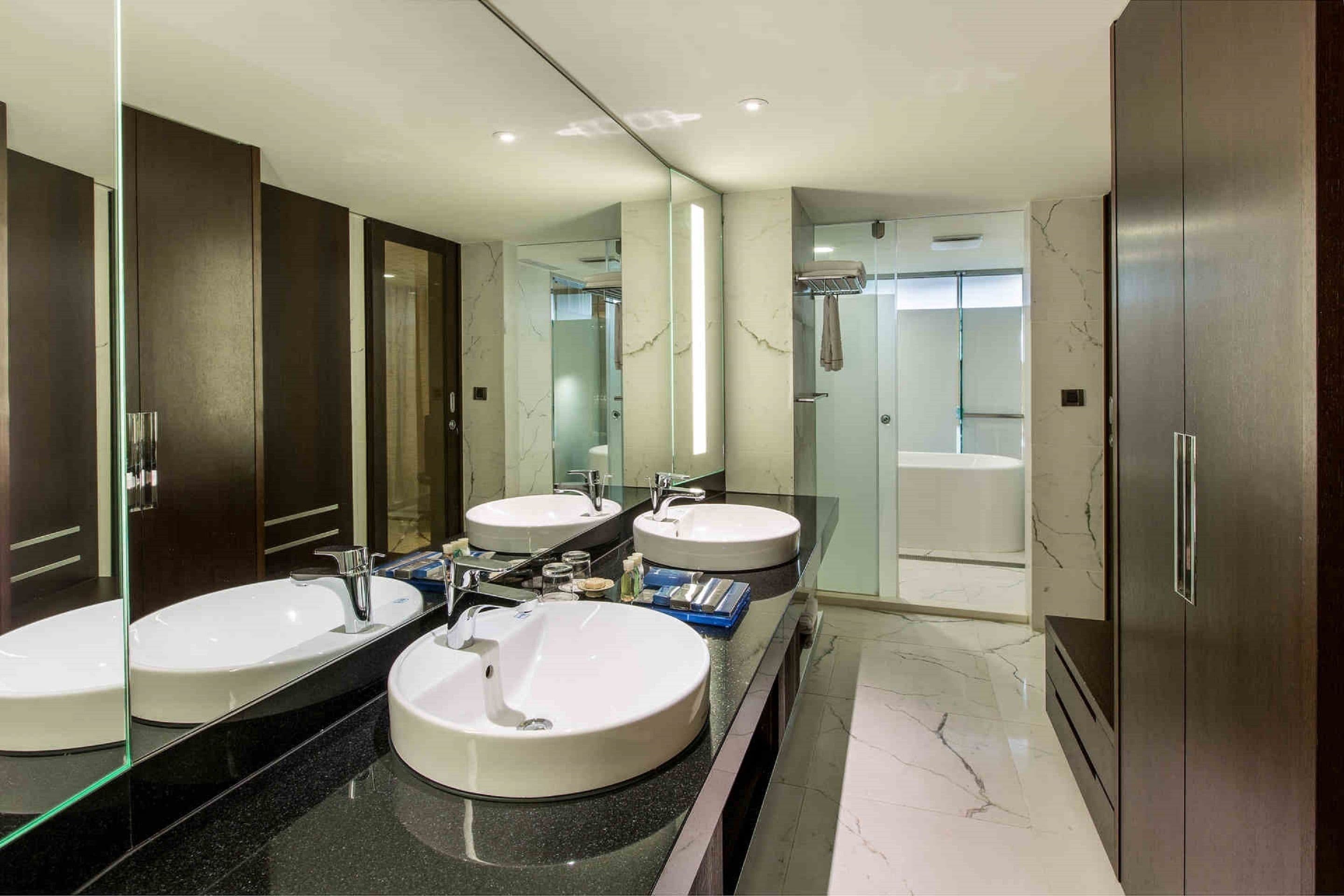 k deluxe double room | bathroom | hair dryer, slippers, towels