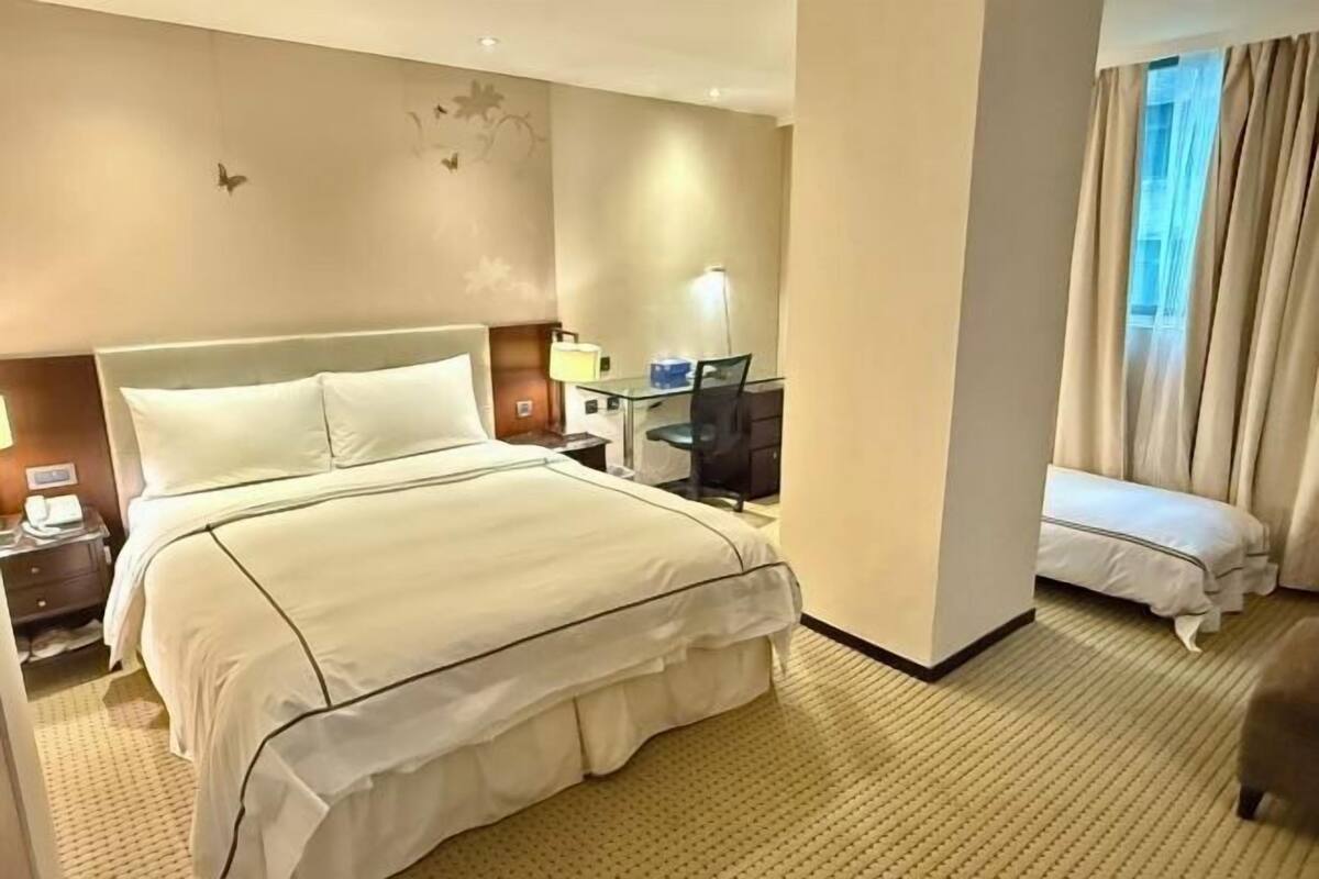 1 quarto, cofres nos quartos, escrivaninha, cortinas blackout