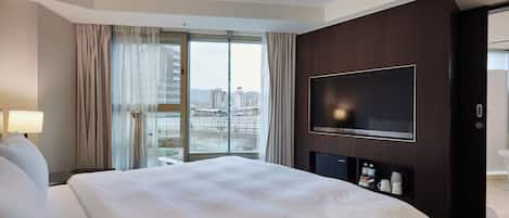 Deluxe Room, 1 Double Bed | In-room safe, desk, blackout drapes, soundproofing