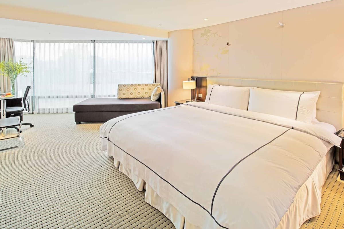 K Deluxe Double Room | 1 bedroom, in-room safe, desk, blackout drapes