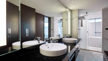 K Deluxe Double Room | Bathroom | Hair dryer, slippers, towels