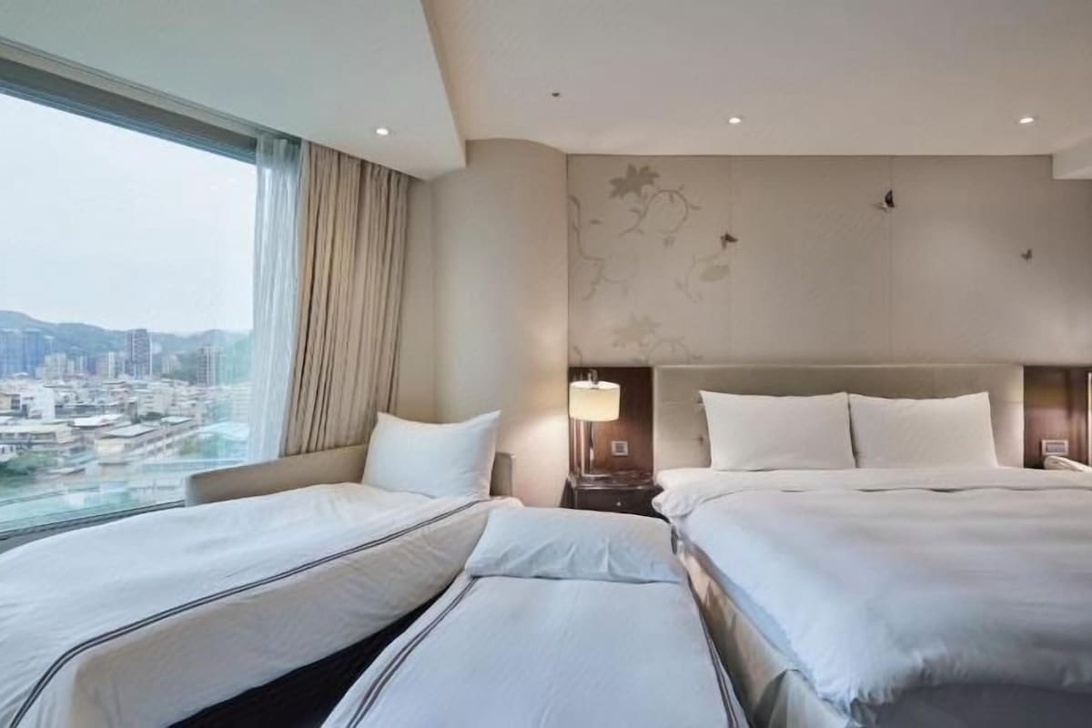In-room safe, desk, blackout drapes, soundproofing