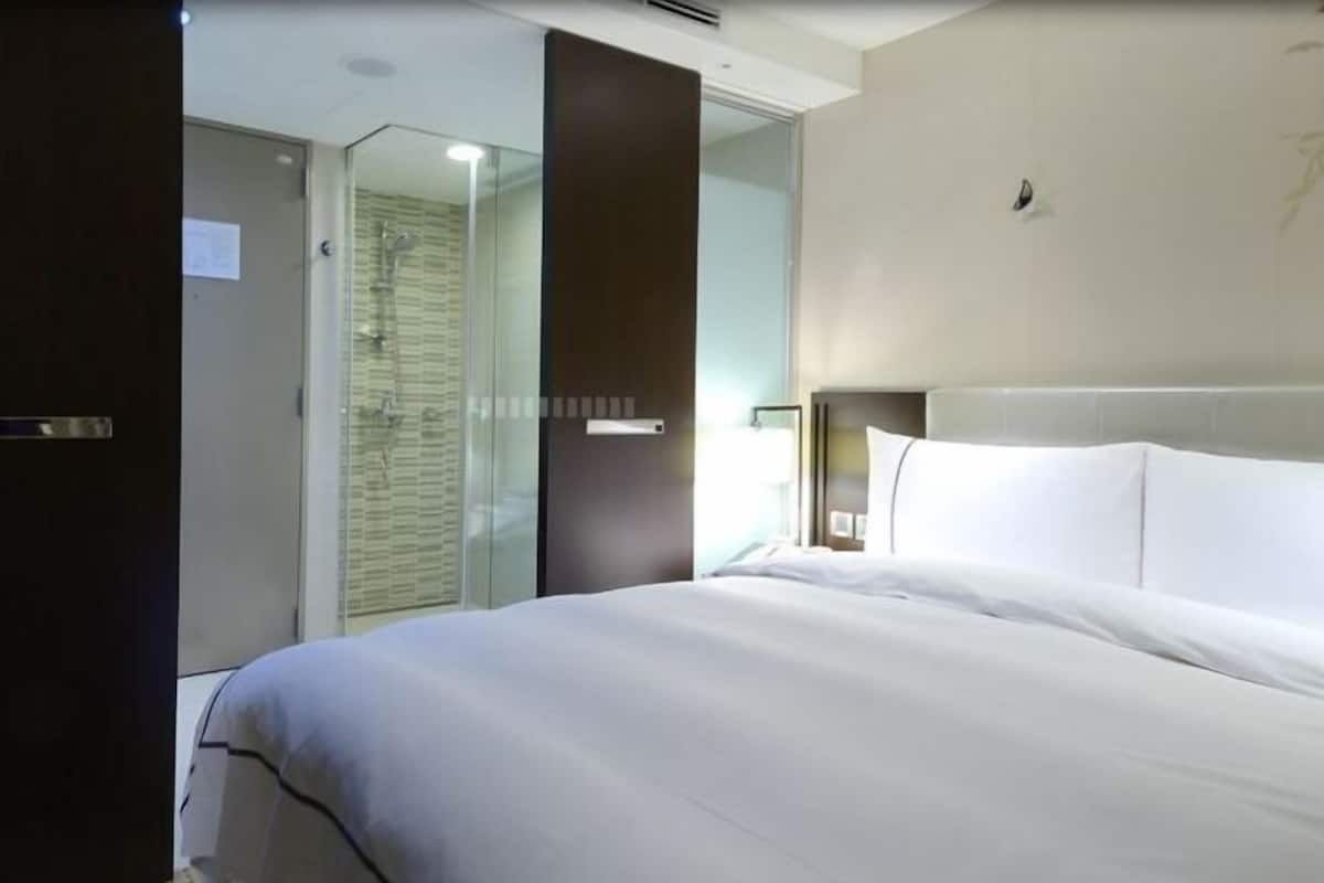 1 quarto, cofres nos quartos, escrivaninha, cortinas blackout