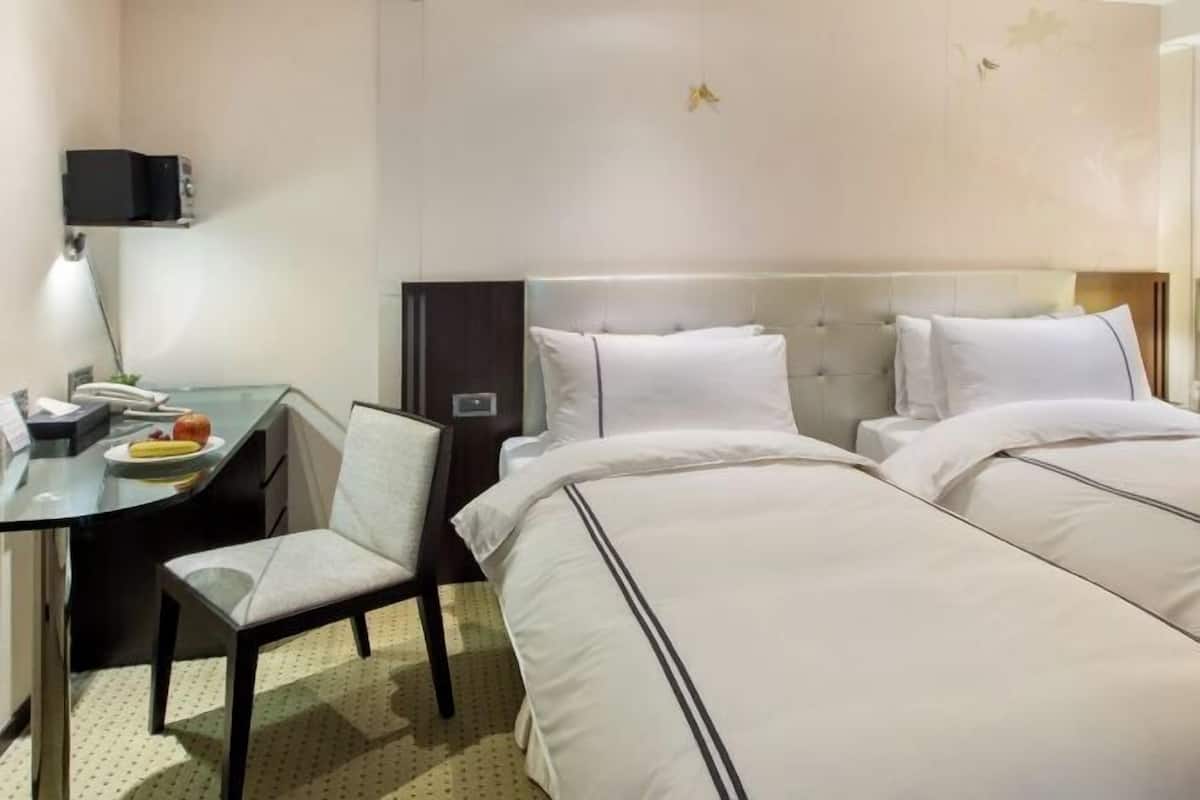 1 quarto, cofres nos quartos, escrivaninha, cortinas blackout