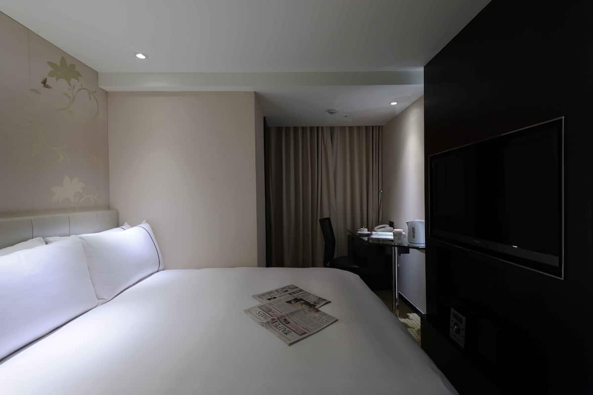1 bedroom, in-room safe, desk, blackout drapes