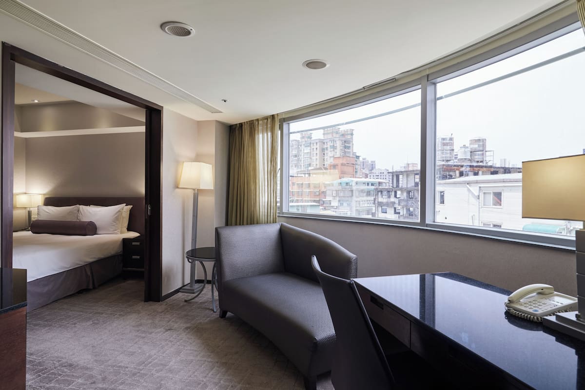 Quarto urbano | Roupas de cama premium, cofres nos quartos, escrivaninha