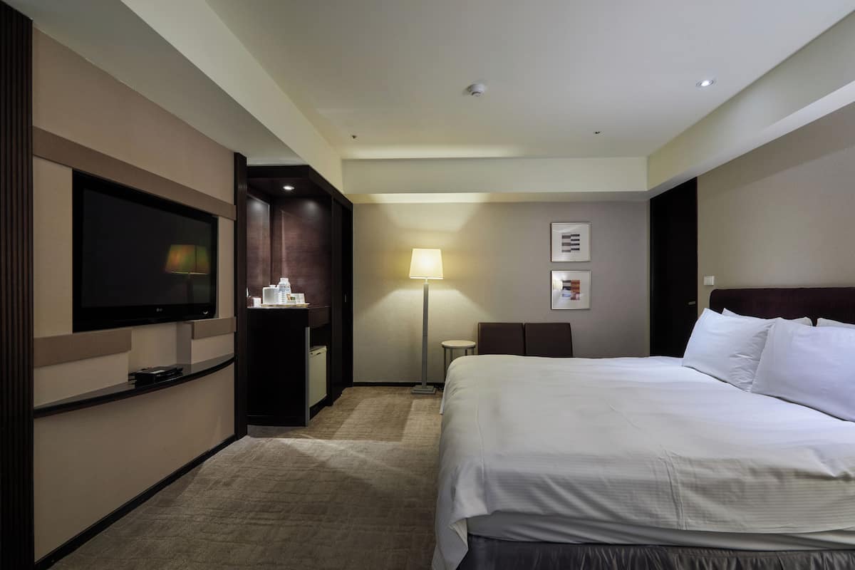 Roupas de cama premium, cofres nos quartos, escrivaninha