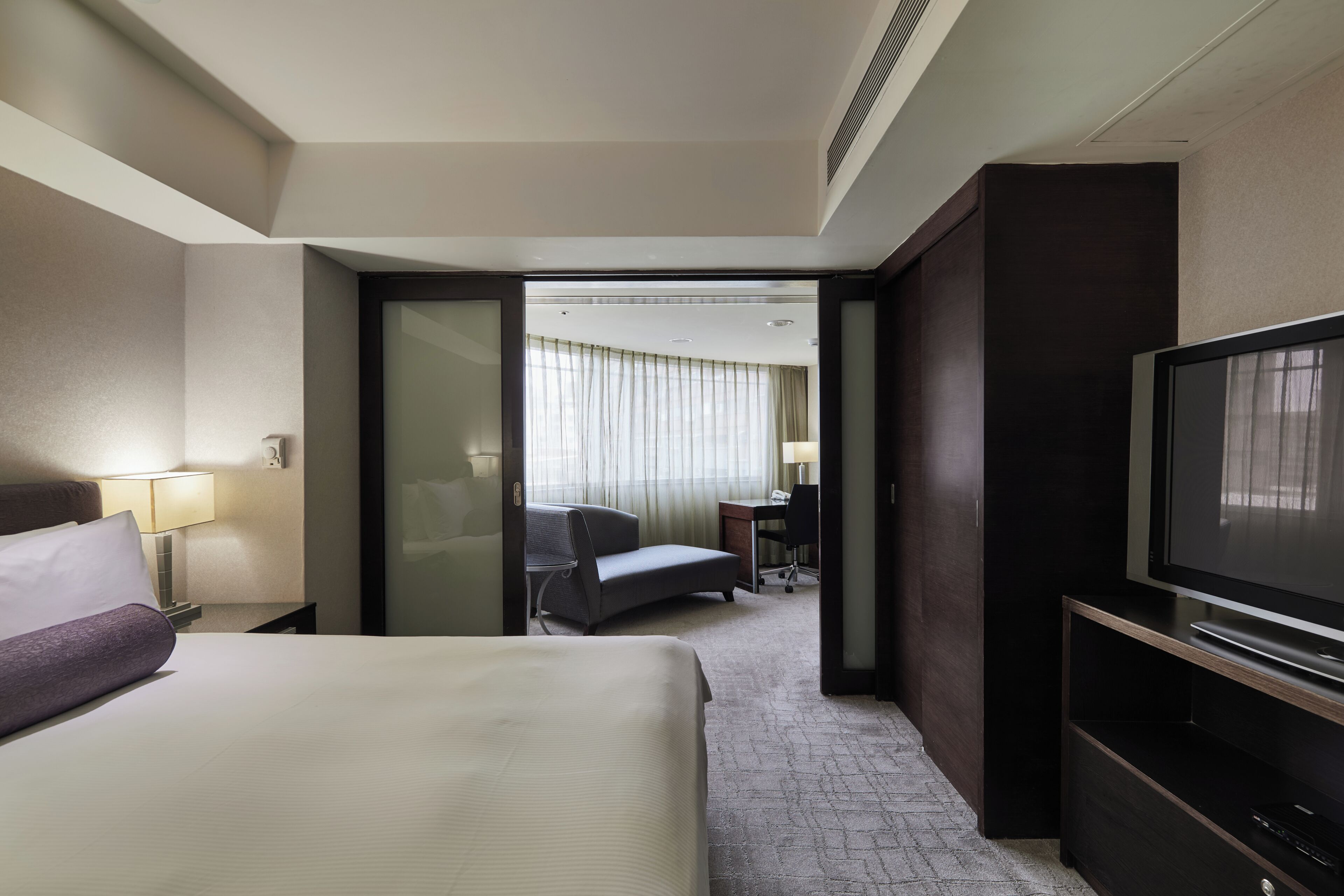 City kamer | Luxe beddengoed, een kluis op de kamer, een bureau