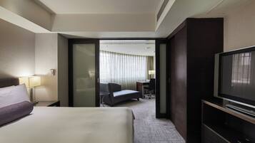 City kamer | Luxe beddengoed, een kluis op de kamer, een bureau