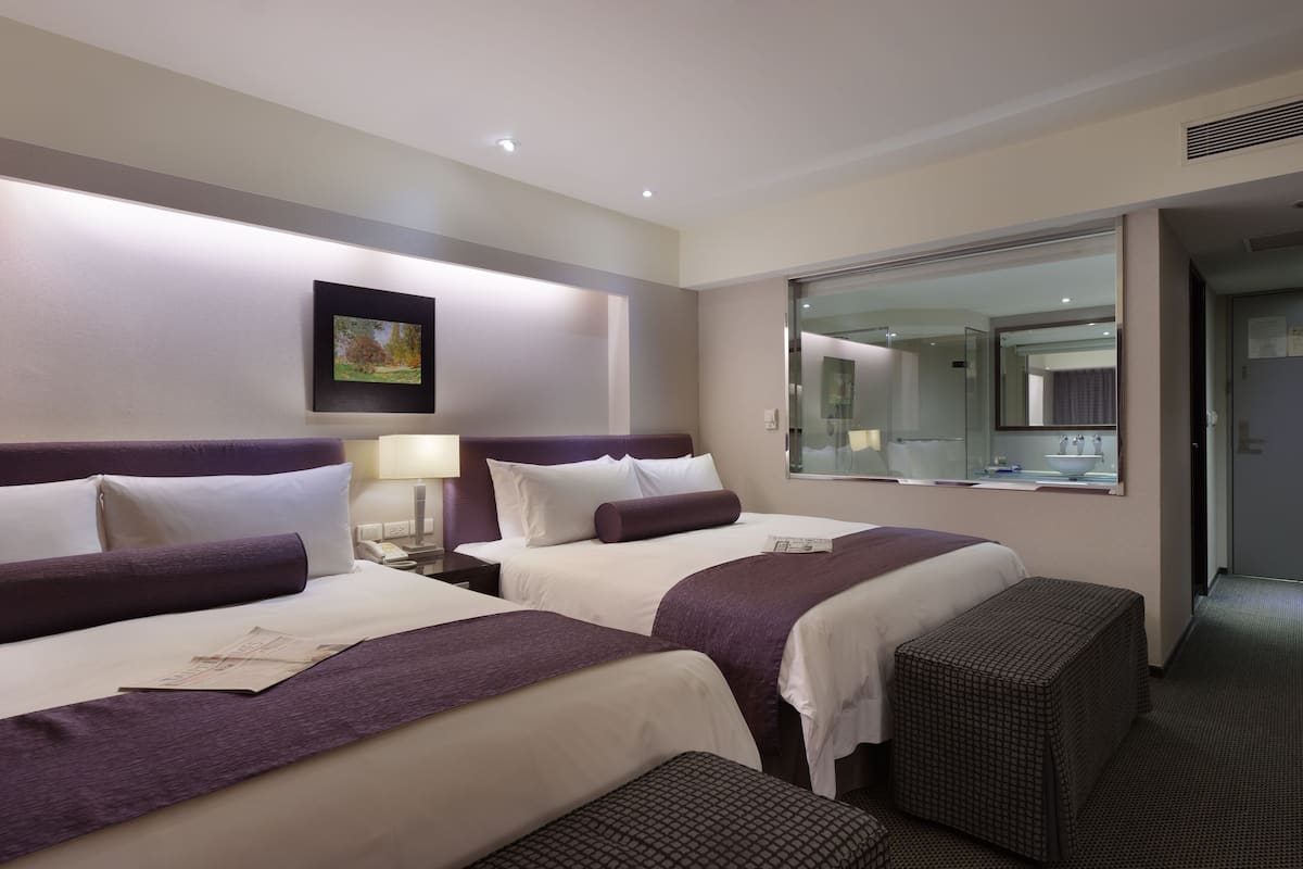 City vierpersoonskamer | Luxe beddengoed, een kluis op de kamer, een bureau