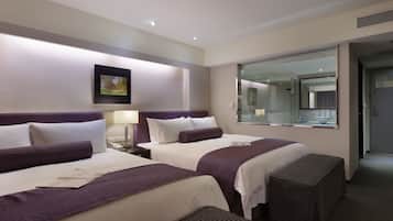 K Family Suite | Premium bedding, in-room safe, desk, blackout drapes