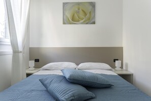 Caja fuerte, escritorio, wifi gratis y ropa de cama
