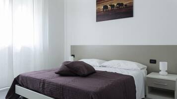 Standard-Doppelzimmer | Zimmersafe, Schreibtisch, kostenloses WLAN, Bettwäsche