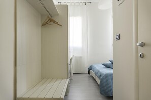 Caja fuerte, escritorio, wifi gratis y ropa de cama