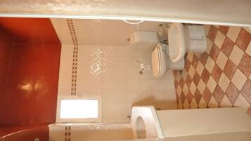 Double Room | Bathroom | Shower, free toiletries, hair dryer, towels