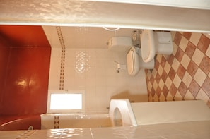 A bathroom with a toilet, bidet, and bathtub. - At Home Bed and Breakfast (Lucca)