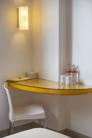 In-room safe, desk, free WiFi, bed sheets - Amaris Hertasning - Makassar (Makassar)