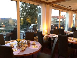 Daily buffet breakfast (EUR 13 per person) - Hôtel Restaurant Aux Trois Roses (La Petite-Pierre)