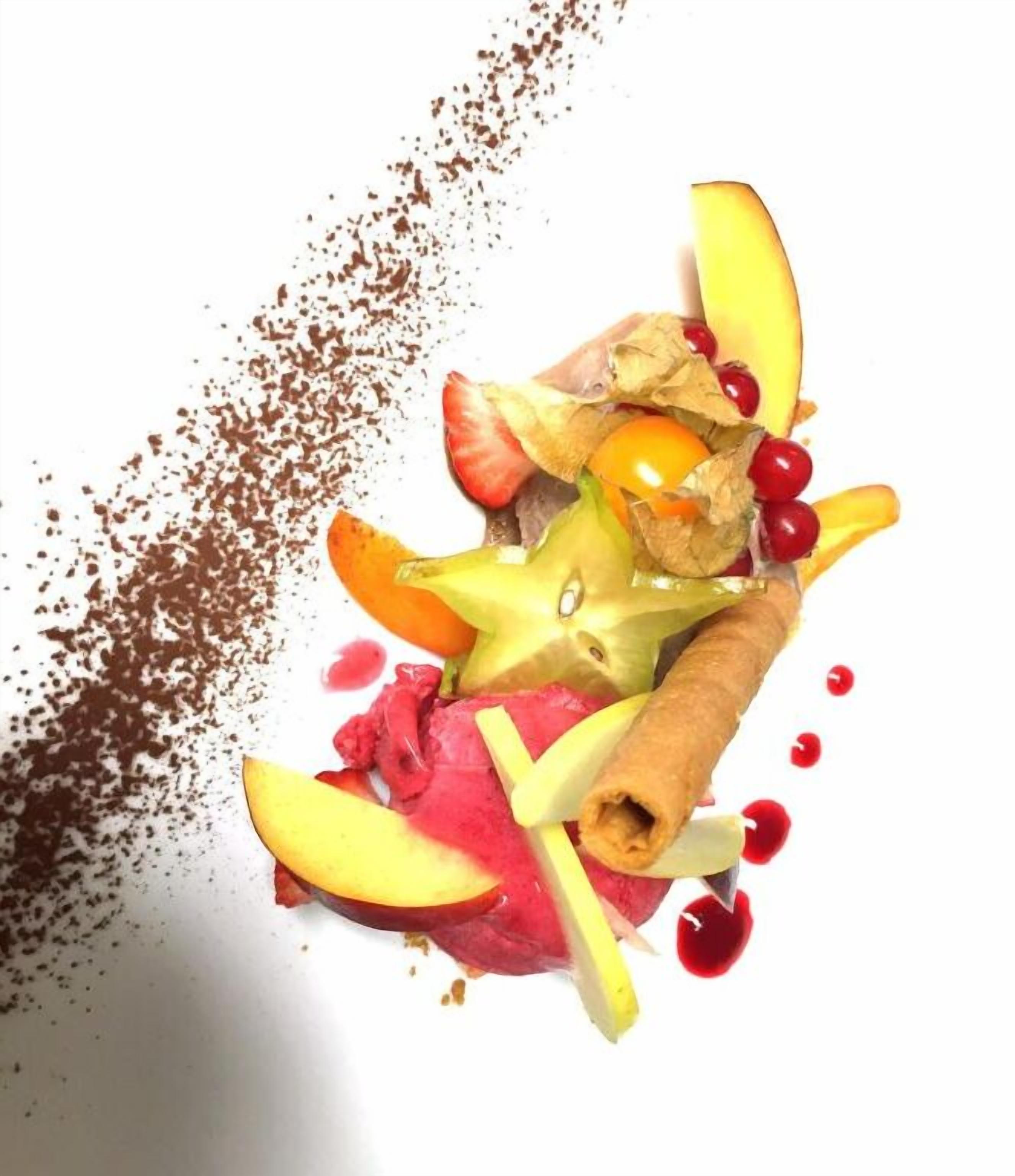 Ein Dessert mit verschiedenen Früchten und Schokoladenraspeln.