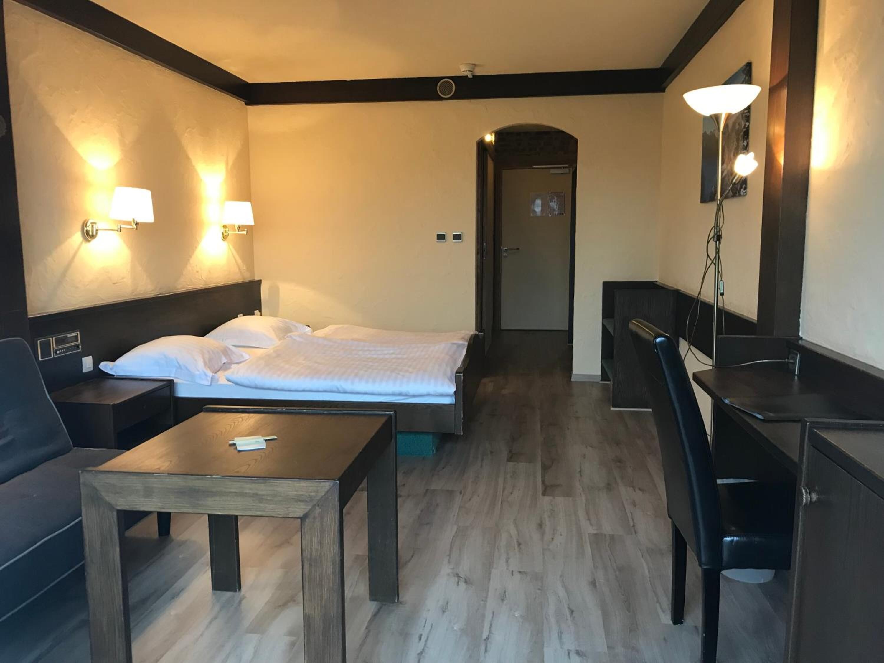 1 bedroom, desk, soundproofing, free cots/infant beds