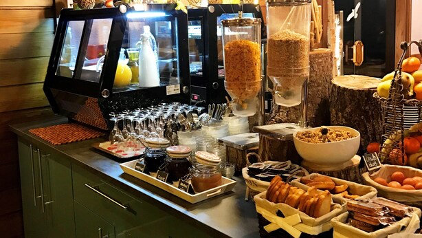 Un buffet proposant une variété de plats et d'accompagnements.