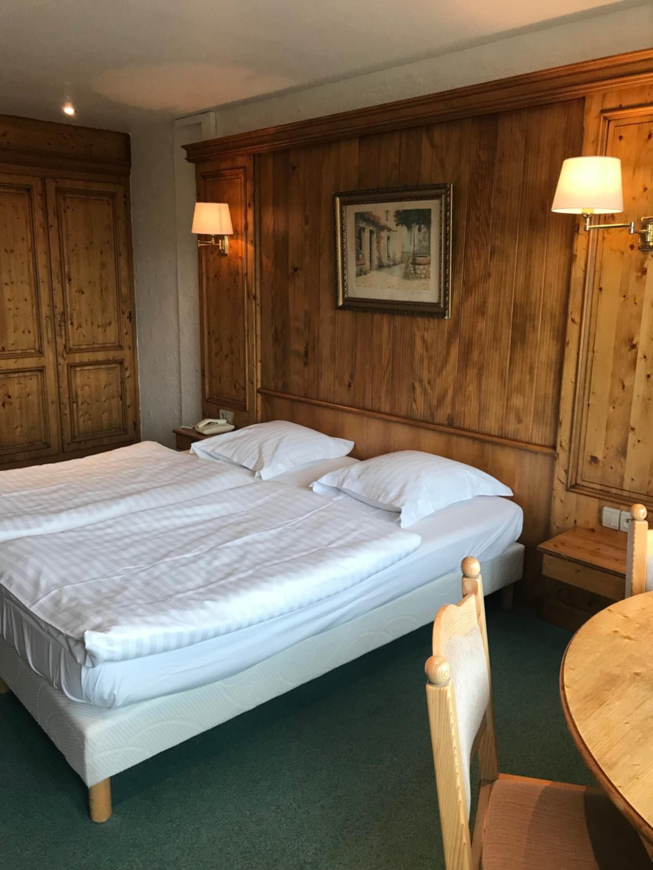 1 bedroom, desk, soundproofing, free cots/infant beds