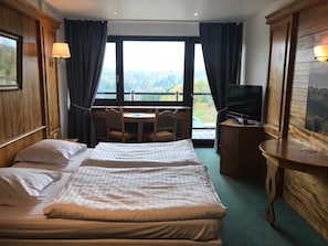 Desk, soundproofing, free cots/infant beds, free WiFi