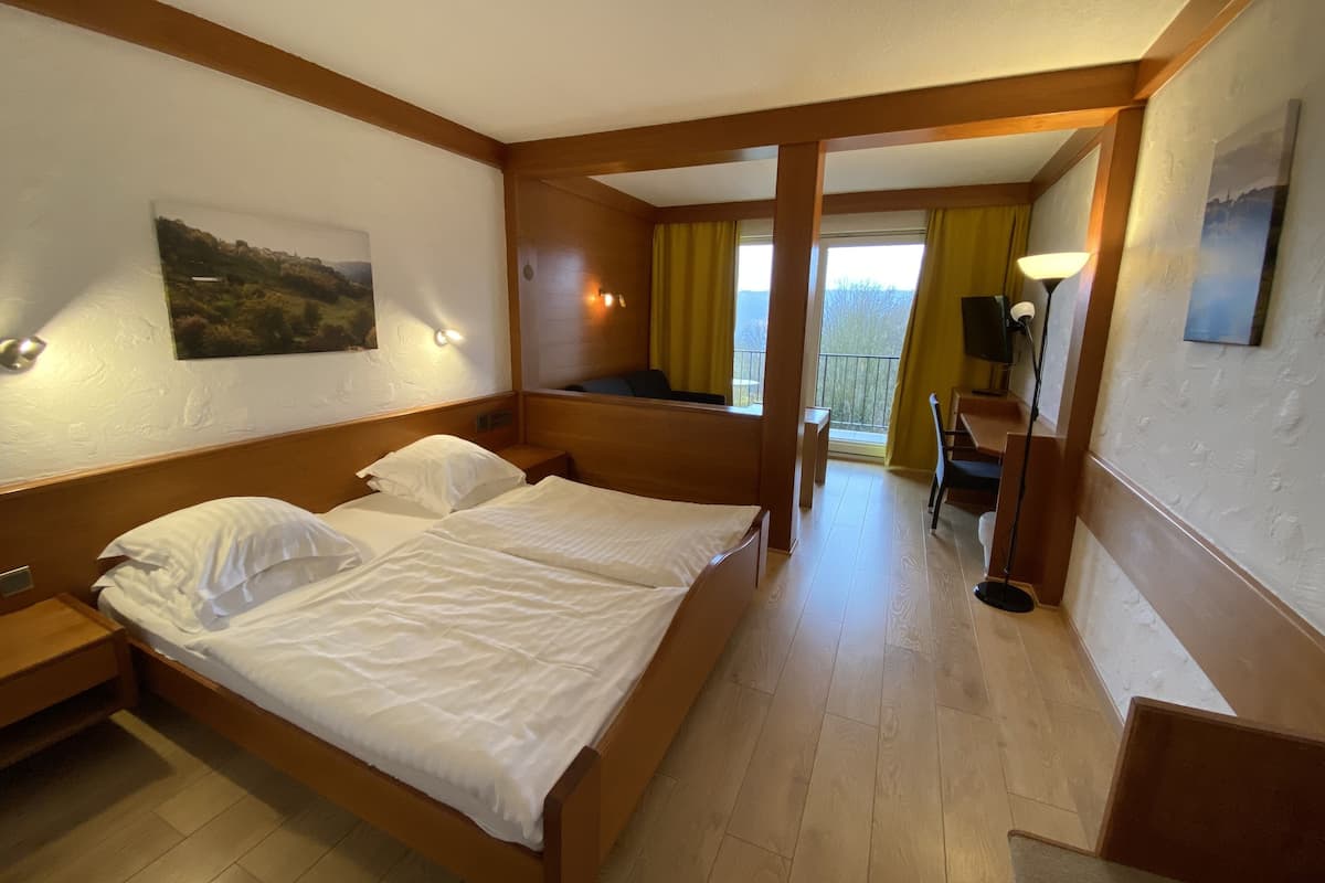 Junior Room | Desk, soundproofing, free cots/infant beds, free WiFi