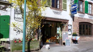 Une devanture de magasin avec une enseigne indiquant « LOORNE » et « AUX3 ROSES ».
