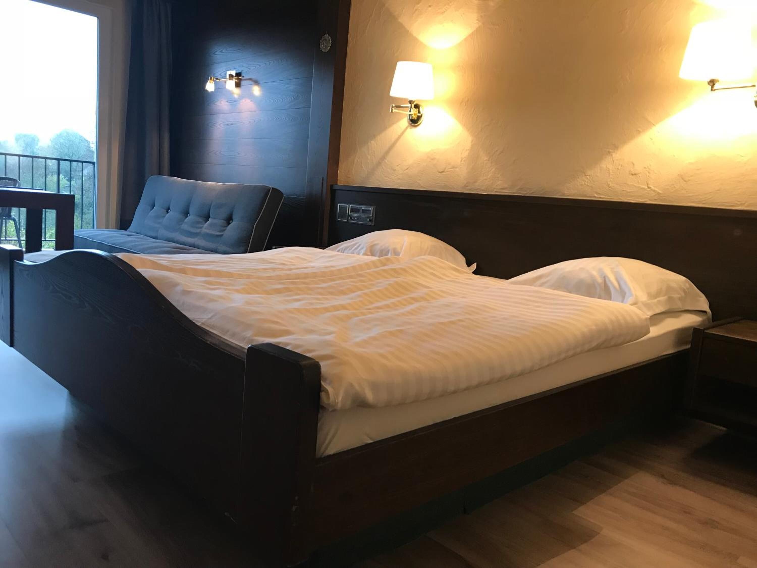 1 bedroom, desk, soundproofing, free cots/infant beds