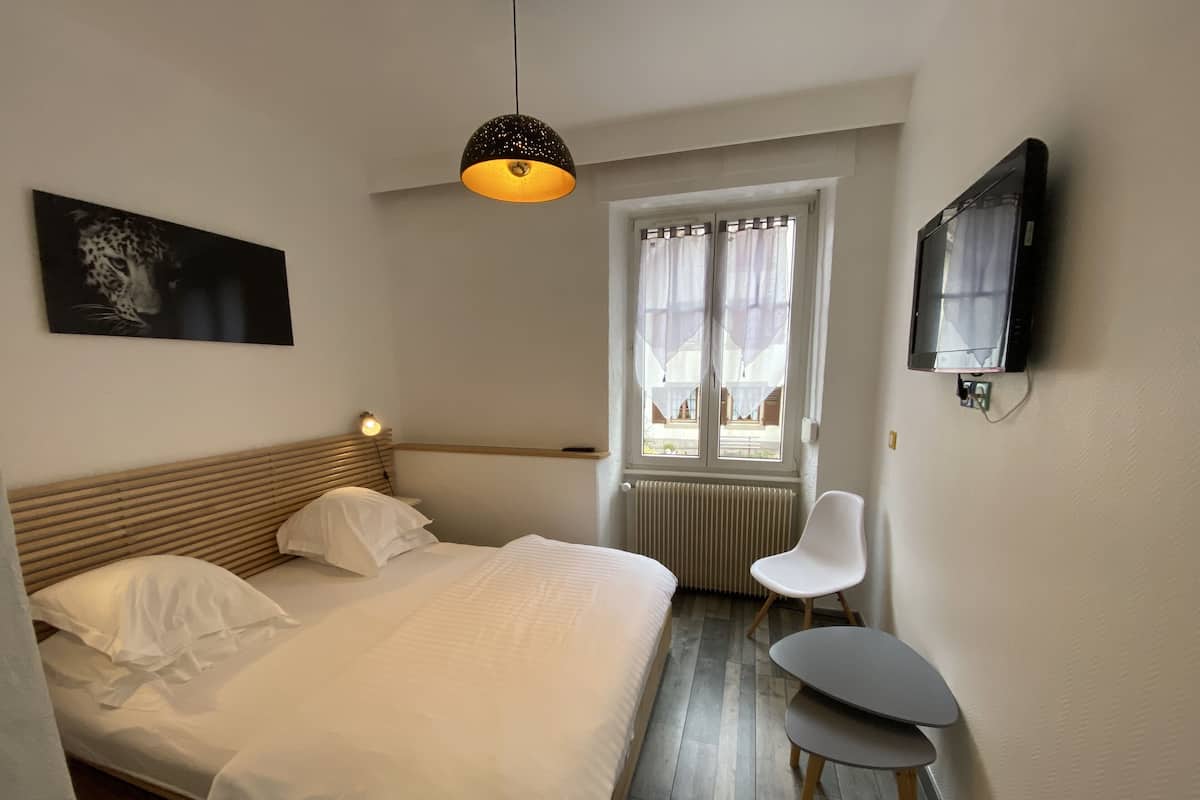 Desk, soundproofing, free cots/infant beds, free WiFi