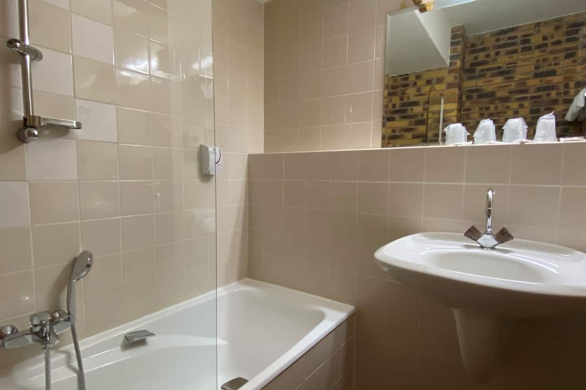 Junior-Zimmer | Badezimmer | Kostenlose Toilettenartikel, Haartrockner, Handtücher