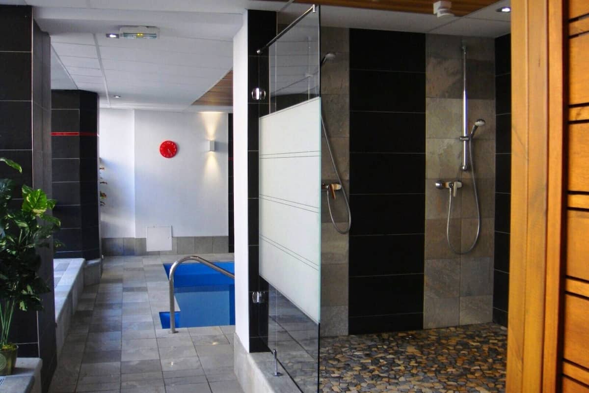 couples treatment room(s), body treatments, body scrubs, facials