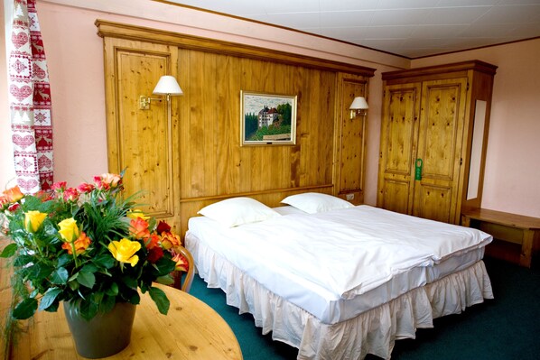 Twin Room | Desk, soundproofing, free cribs/infant beds, free WiFi - Hôtel Restaurant Aux Trois Roses (La Petite-Pierre)