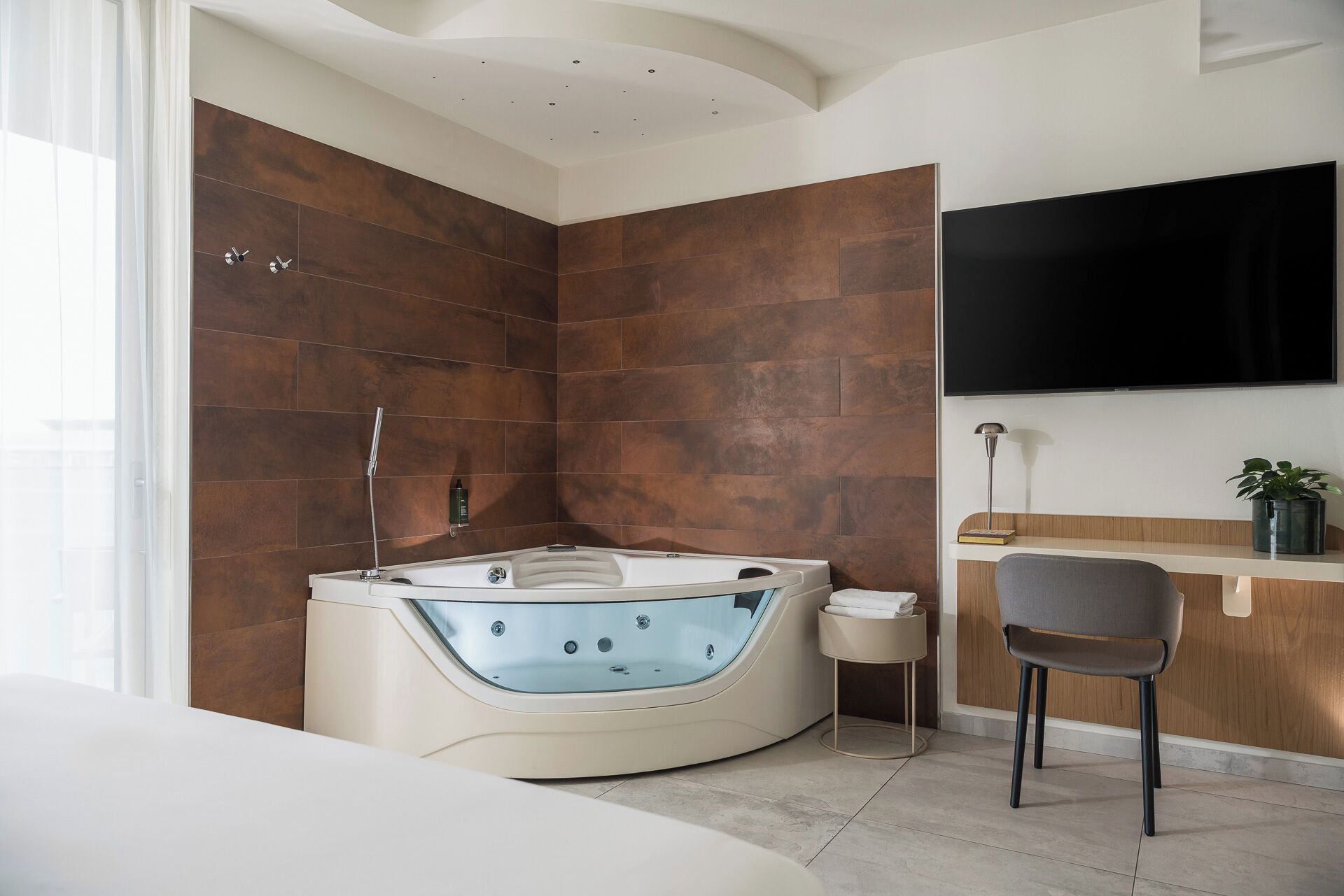 suite, sea view | private spa tub