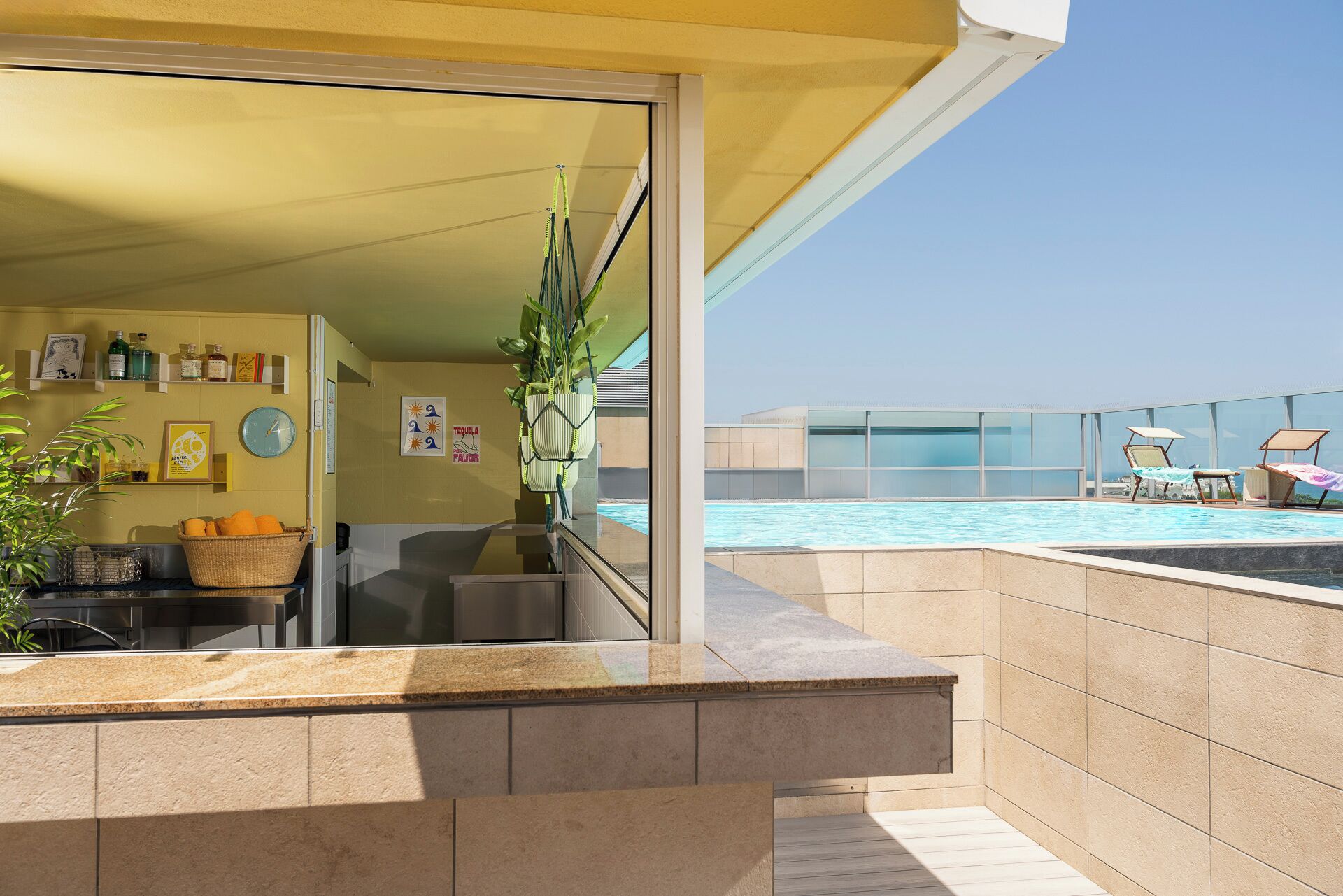 Una camera d'albergo moderna con un balcone che si affaccia su una piscina.