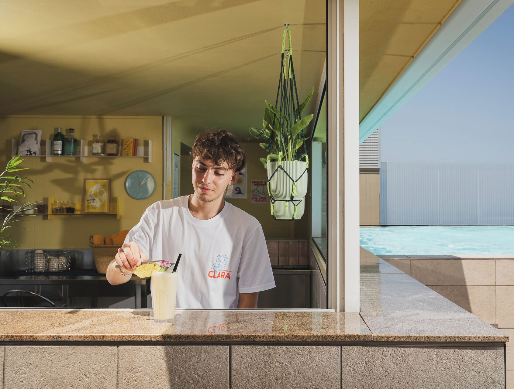 بار على حمام السباحة