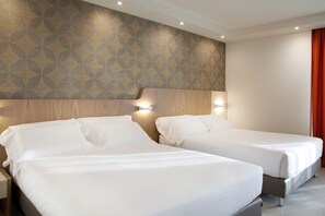 Deluxe Quadruple Room | Egyptian cotton sheets, premium bedding, memory-foam beds, minibar - Hotel Aria (Rimini)