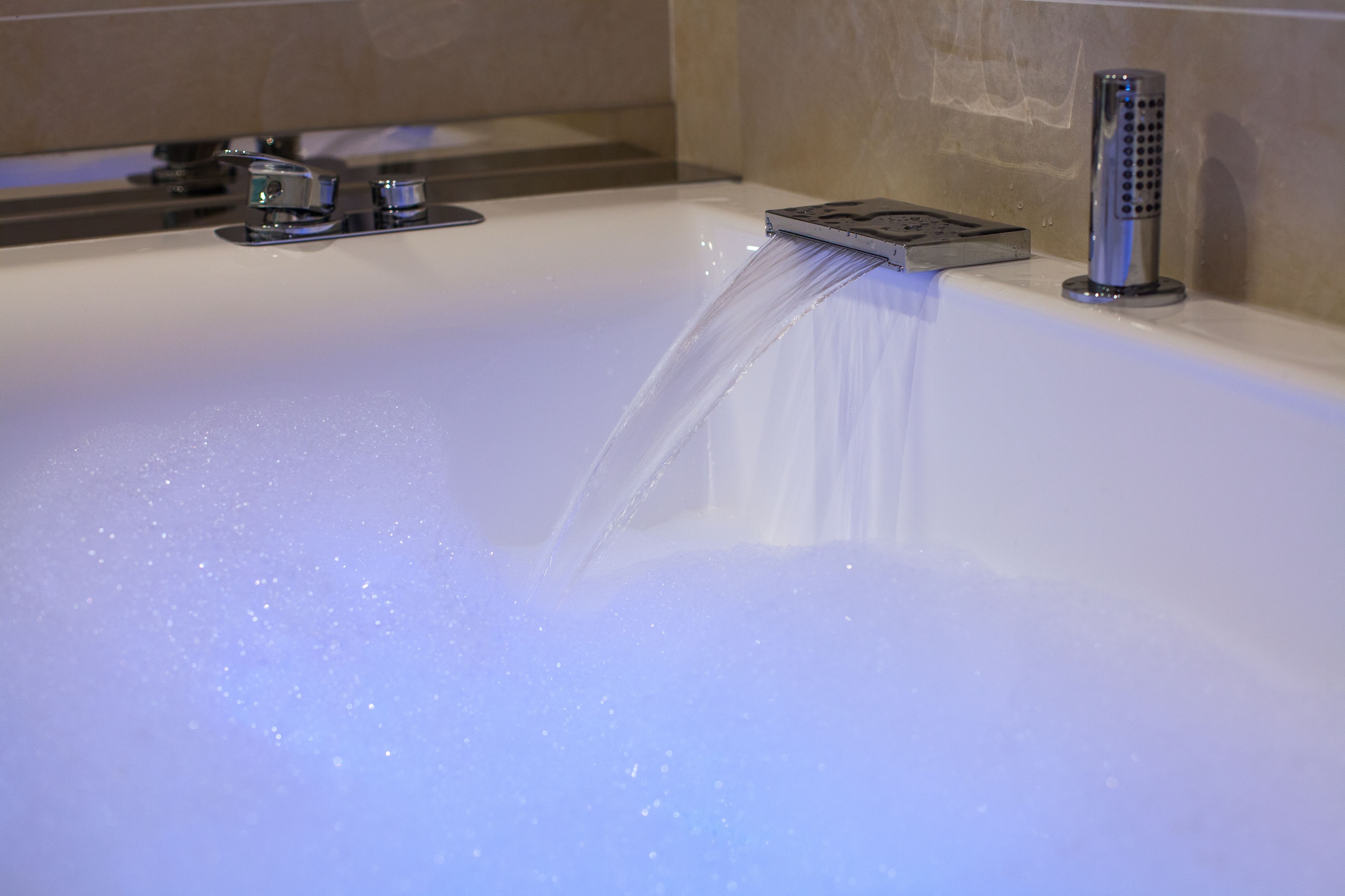 Un baño con bañera, ducha y grifo.