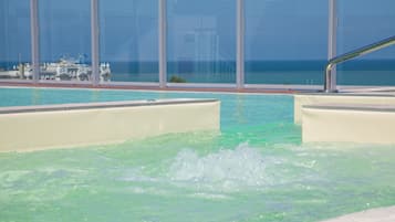 Piscina externa sazonal, guarda-sóis, espreguiçadeiras