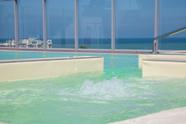 Piscina externa sazonal, guarda-sóis, espreguiçadeiras