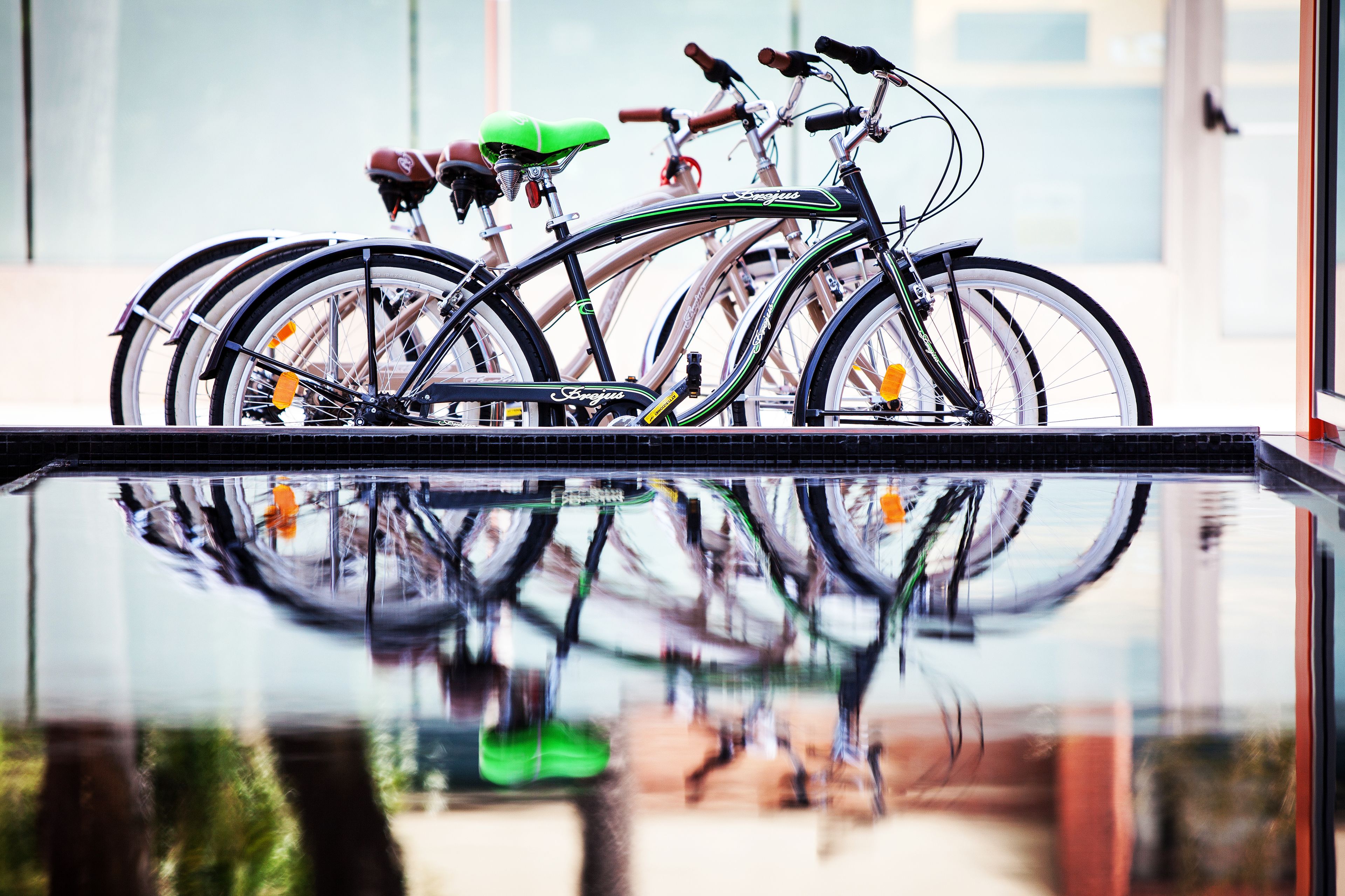 Un aparcamiento para bicicletas con varias bicicletas estacionadas.