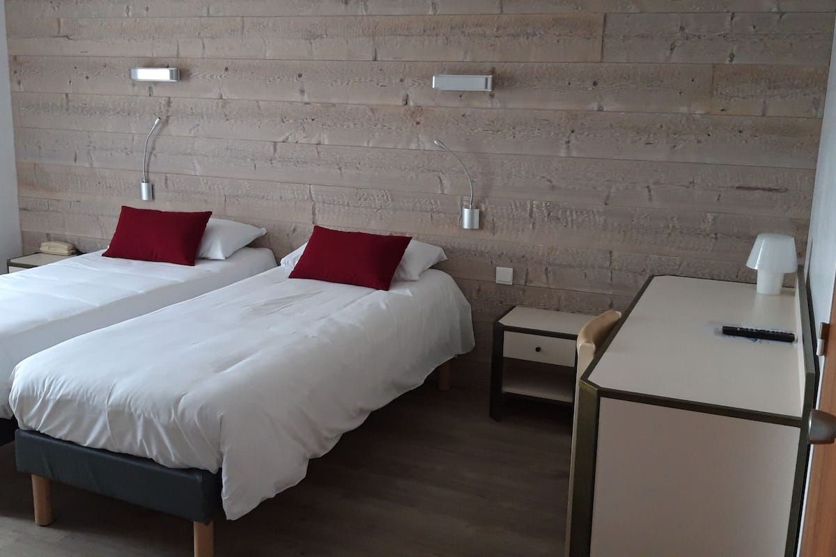Habitación Confort con 2 camas individuales | Escritorio, insonorización y wifi gratis