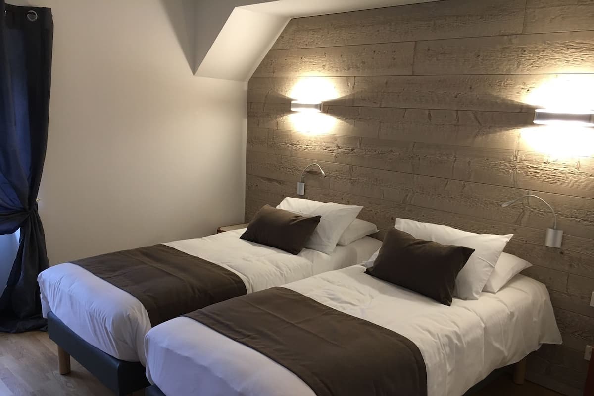 Habitación estándar con 2 camas individuales | Escritorio, insonorización y wifi gratis