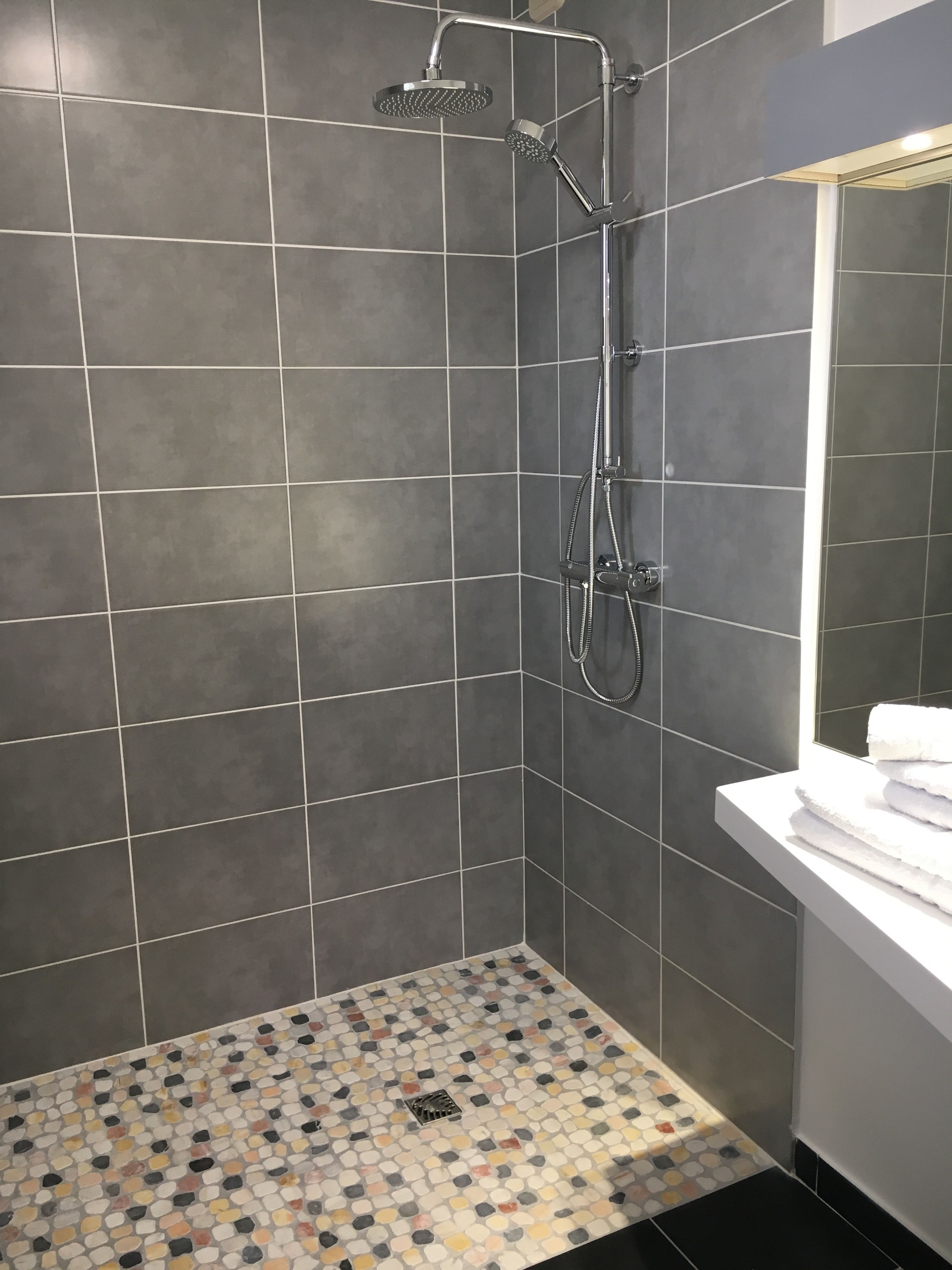 standard double room | bathroom | free toiletries, hair dryer, towels