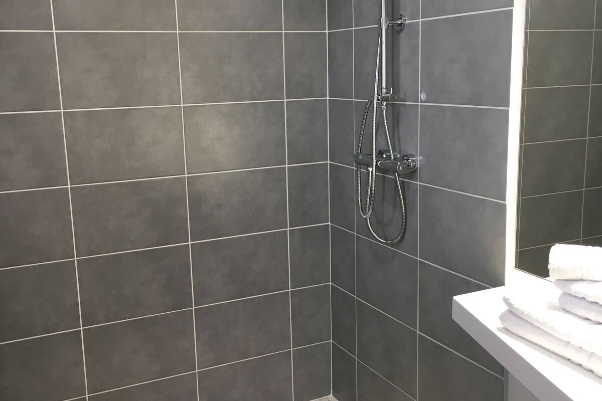 standard double room | bathroom | free toiletries, hair dryer, towels