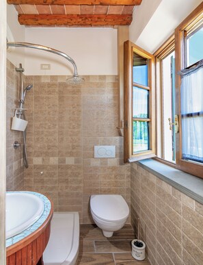 Deluxe-Doppelzimmer | Badezimmer | Dusche, kostenlose Toilettenartikel, Haartrockner, Handtücher