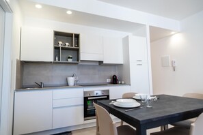 Jääkaappi, liesi, espressokone, keittoastiat/astiat/ruokailuvälineet