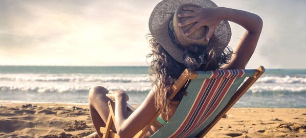 Plage à proximité, cabines gratuites, chaises longues, parasols
