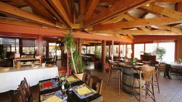 Daily continental breakfast (EUR 8.00 per person)